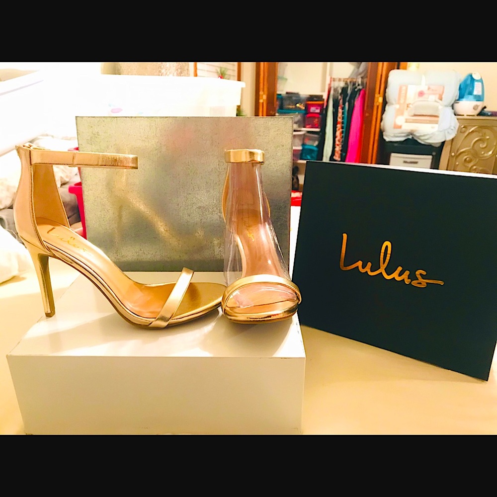Lulus LIMITED EDITION gold “Search the Stars” heel